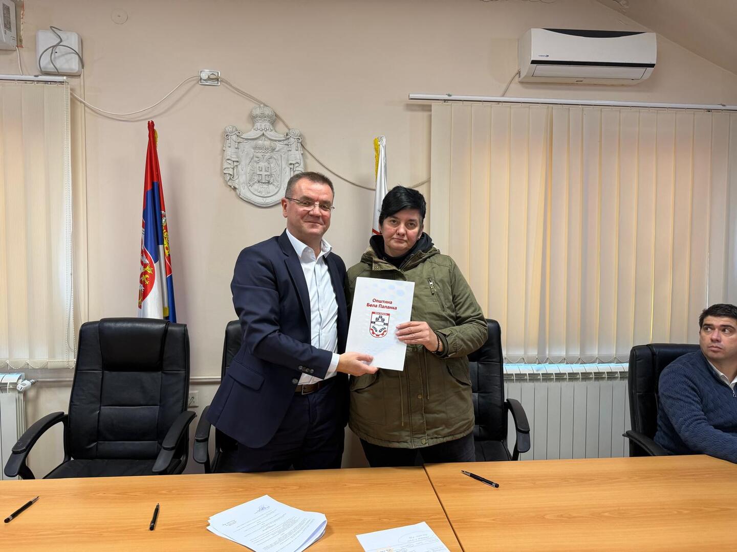 У ОПШТИНИ БЕЛА ПАЛАНКА ПОТПИСАНИ УГОВОРИ ЗА ПОДРШКУ ИНТЕРНО РАСЕЉЕНИМ ЛИЦИМА